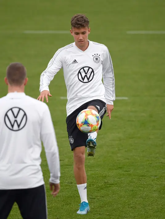 Penyerang Jerman Luca Waldschmidt melakukan pemanasan selama sesi latihan di Dortmund, Jerman, Senin (7/10/2019). Jerman akan menghadapi Argentina dalam laga persahabatan di Signal Iduna Park pada 10 Oktober 2019. (Ina FASSBENDER/AFP)
