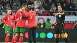 Pada menit ke-63, Cristiano Ronaldo ditarik keluar lapangan dan digantikan oleh Diogo Jota. (Sergei GAPON/AFP)