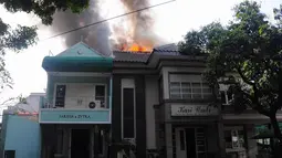 Belum diketahui penyebab terjadinya kebakaran yang terjadi sekitar pukul 13.05 WIB di Restoran Kari Umbi di Panglima Polim 5 tersebut, Jakarta, Jumat (4/7/14). (Liputan6.com/Faizal Fanani)