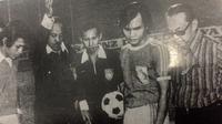 Jelang kick-off final perserikatan PSMS vs Persija pada tahun 1975. (Bola.com/Repro Merdeka)