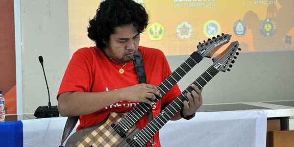 Balawan memeriahkan acara pembukaan SCTV Goes Campus Yogyakarta di Kampus Fisipol Universitas Gajahmada (15/3).(Foto: Agung Binarko)