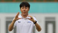 Manajer pelatih Timnas Indonesia, Shin Tae-yong, memberikan arahan saat latihan Timnas U-19 di Stadion Wibawa Mukti, Senin (13/1/2020). Pria asal Korsel ini menjadi supervisi untuk Timnas Indonesia senior, U-22, U-20, dan U-16. (Bola.com/M Iqbal Ichsan)