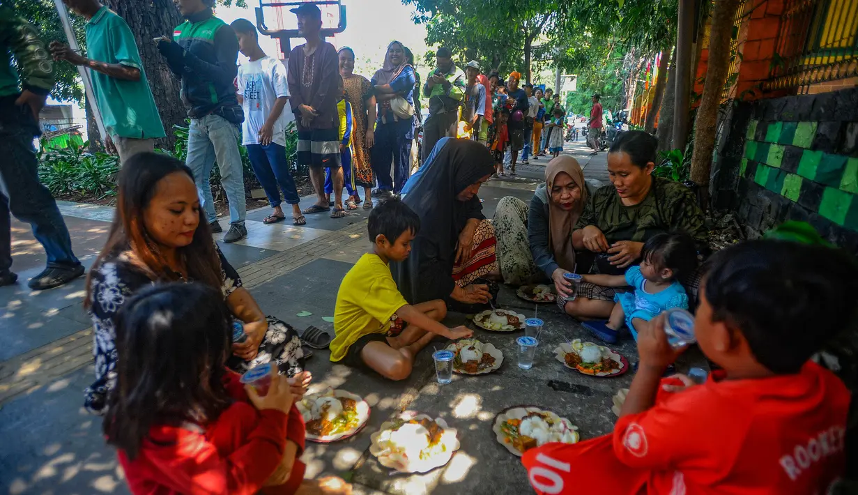 Warga dan anak-anak antusias menerima hidangan makan siang gratis tersebut. (merdeka.com/Arie Basuki)