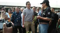 Wakil Gubernur Sandiaga Uno menyambangi ladang bawang merah di Brebes (Liputan6.com/Fajar Eko Nugroho)