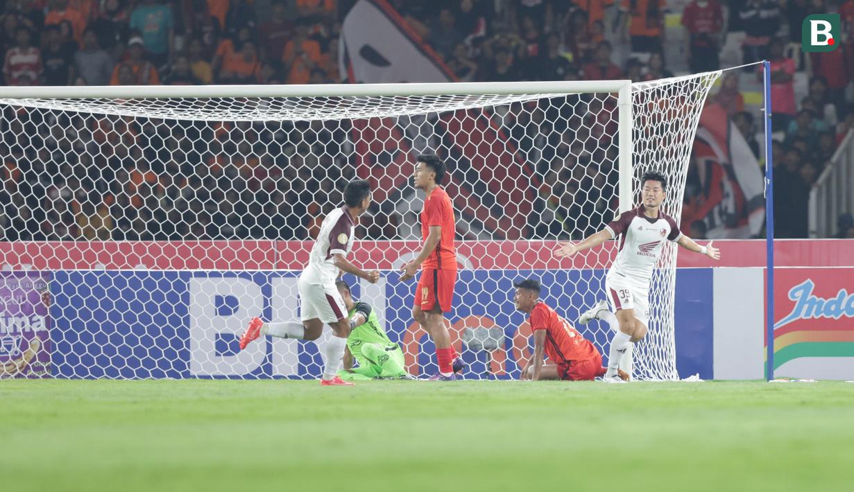 <p>Selebrasi pemain PSM Makassar, Kenzo Nambu (kanan) setelah menjebol gawang Persija Jakarta pada laga pekan pertama BRI Liga 1 2023/2024 antara Persija Jakarta menghadapi PSM Makassar di Stadion Utama Gelora Bung Karno (SUGBK), Senayan, Jakarta, Senin (3/7/2023). (Bola.com/M Iqbal Ichsan)</p>