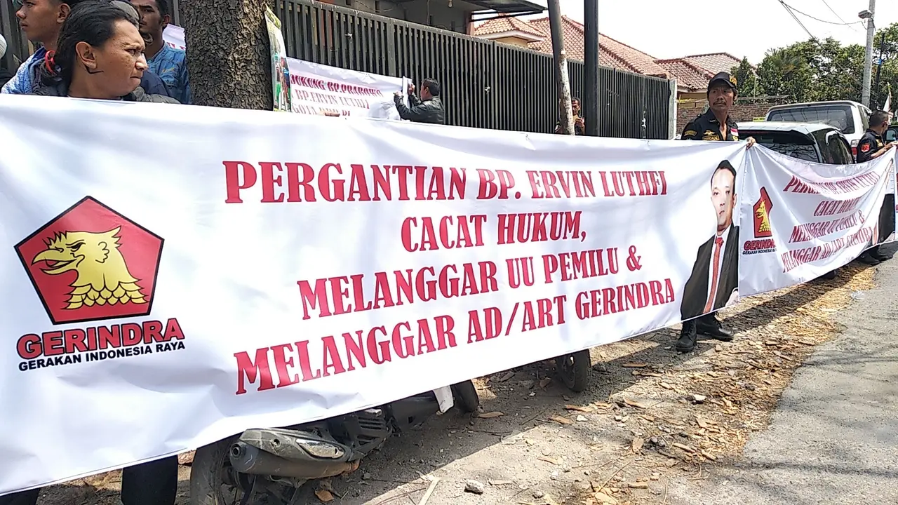 Beberapa simpatisan caleg DPR-RI terpilih Gerindra dari dapil XI Garut-Tasik, Ervin Luthfi nampak membentangkan spanduk sebagai bentuk protes dan gugatan kepada DPP Partai Gerindra