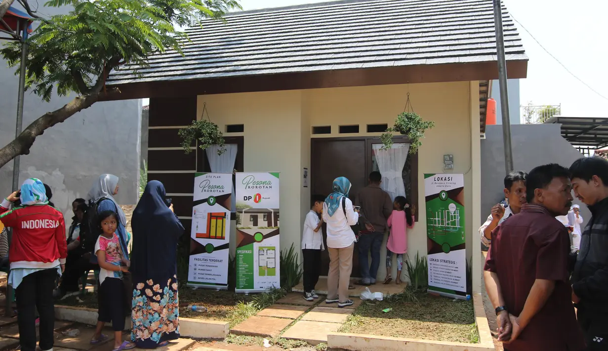 Sejumlah warga melihat bangunan rumah DP 0 Rupiah di Pesona Rorotan, Cilincing, Jakarta Utara, Jumat (2/3). PT Nusa Kirana selaku pengembang proyek DP 0 Rupiah di Rorotan, mematok harga sebesar Rp 350 juta per unit. (Liputan6.com/Arya Manggala)