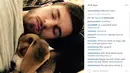 Pemain Arsenal, Aaron Ramsey terlihat pulas dengan anjing kesangannya. (Photo/Instagram) 
