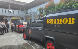 Anggota Brimob melakukan pengecekan terkait adanya teror bom di salah satu sekolah wilayah Depok (Liputan6.com/Dicky Agung Prihanto)