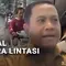 Aksi Massal Pengendara Lintasi Jalan Cor
