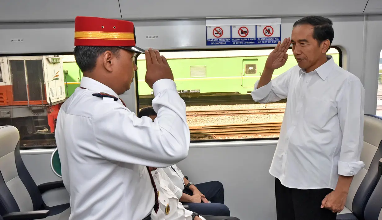 Presiden Joko Widodo disambut oleh awak kereta ARS, Medan, Kamis (3/3). Kereta ARS ini adalah kereta pertama yang mempelopori secara efektif dari pusat kota menuju bandar udaranya secara efektif. (Setpres/Agus Suparto)