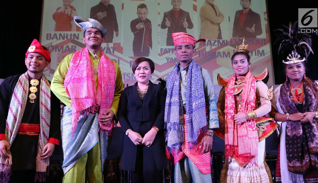 Direktur programming Indosiar, Harsiwi Ahmad (ketiga kiri) foto bersama dengan peserta saat konferensi pers Dangdut Academy Asia ke 3 di SCTV Tower, Jakarta, Kamis (19/10). (Liputan6.com/Helmi Afandi)