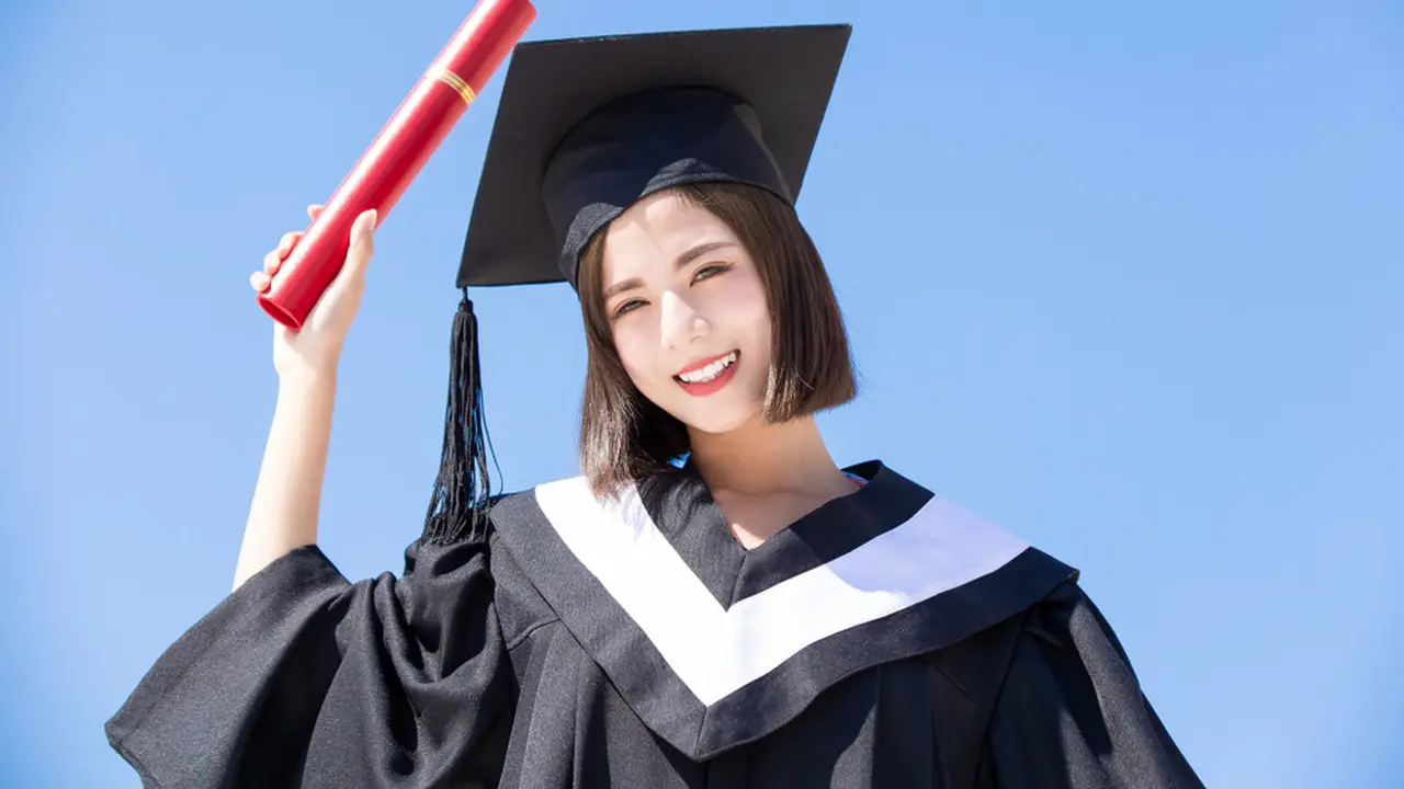 Ide Hadiah Berbeda Buat Adik Perempuan yang Lulus Kuliah dengan Summa Cum Laude