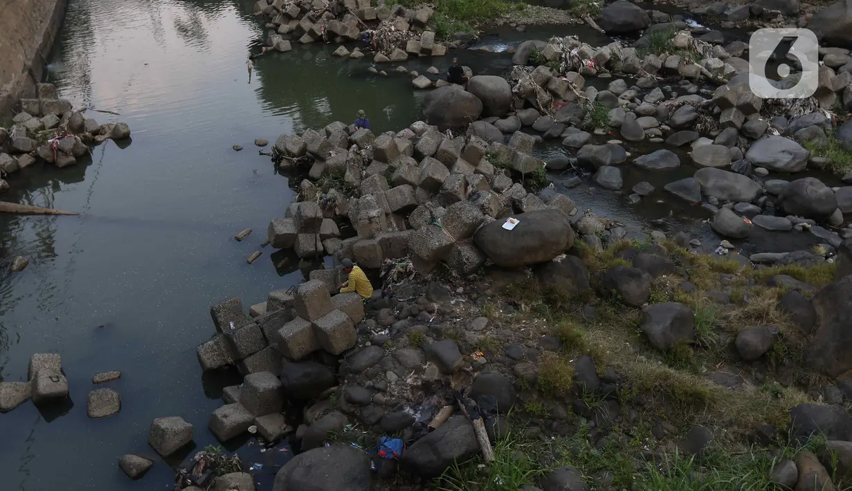 Debit air Sungai Ciliwung di Bendung Katulampa dilaporkan terus berkurang sejak Juni 2023. (Liputan6.com/Herman Zakharia)