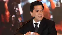 Ketua Umum PSSI periode 2023-2027 Erick Thohir memberikan pidatonya saat Kongres Luar Biasa Persatuan Sepak Bola Seluruh Indonesia (KLB PSSI) 2023 di Jakarta, Kamis (16/2/2023). Erick Thohir yang juga menjabat sebagai Menteri Badan Usaha Milik Negara (BUMN) berjanji akan memperbaiki sepak bola di Tanah Air. (Liputan6.com/Herman Zakharia)