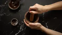 Ilustrasi membuat scrub dari bahan kopi dan garam. (Sumber foto: Pexels.com).