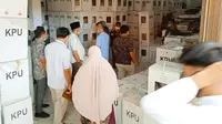 KPU Indragiri Hulu membuka kotak suara sebagai bukti sengketa pilkada di Mahkamah Agung. (Liputan6.com/M Syukur)