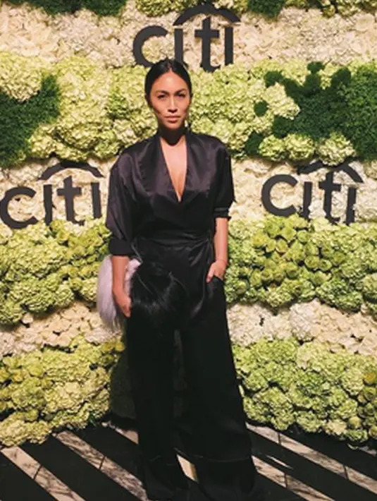 Setelah beberapa bulan perampokan itu terjadi, seorang wanita pun muncul ke publik dan menceritakan kejadian mengerikan itu. Stephanie Shepherd, asisten Kim mengungkap yang terjadi malam itu. (Instagram/steph_sheph)