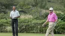 Presiden AS Barack Obama dan PM Malaysia, Najib Razak saat main golf di Hawaii, Rabu (24/12/2014). (AFP PHOTO/Nicholas KAMM)