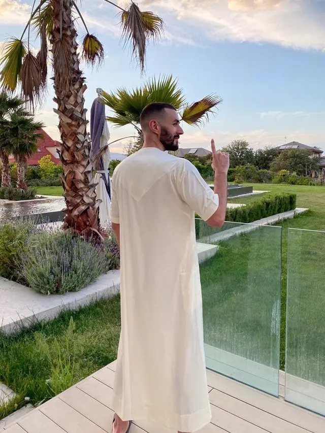 6 Potret Karim Benzema Pakai Busana Muslim, Tetap Puasa saat Sepak Bola