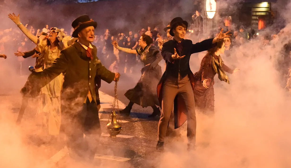 Sejumlah warga saat berpartisipasi dalam Parade Halloween di Irlandia (30/10). Parade yang juga dikenal dengan Savage Grace Galway ini menghadirkan nenek sihir, serigala, dan burung hantu. (REUTERS/Clodagh Kilcoyne)