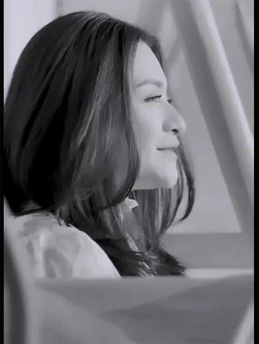 "Saya hanya bisa menemaninya apa pun kondisi Nathalie saya sebagai saudara sampai hari kiamat hanya bisa menemani dengan jiwa raga dan doa saya,” kata pemeran kelahiran Semarang 45 tahun silam ini. [Instagram/nathalieholscher]