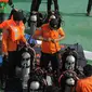 Tim Penyelam Basarnas melakukan persiapan pencarian korban pesawat AirAsia QZ8501 di perairan selat Karimata Kalimantan Tengah, Jumat (2/1). Beberapa penyelam mengecek kesiapan peralatan di atas KM SAR Purworejo. (Liputan6.com/Herman Zakharia)