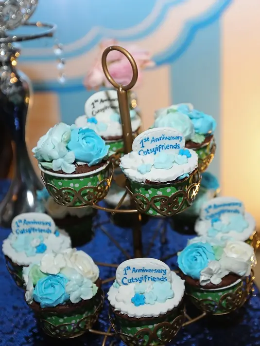 Bernuansa biru, kue cantik itu pun bertuliskan 1st Anniversary Cutsyifriends yang dihiasi oleh cream berbentuk bunga. (Bambang E. Ros/Bintang.com)