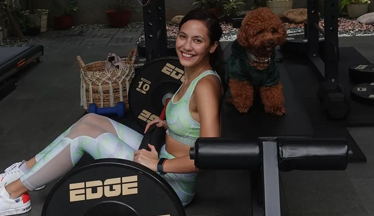 Berbagai olahraga dilakukan oleh adik dari Keenar Pearce ini. Namun yang cukup sering ialah nge-gym. Beberapa foto Pevita saat melakukan angkat beban juga tak lepas dari sorotan netizen. (Liputan6.com/IG/@pevpearce)