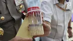 Petugas menunjukkan barang bukti benih lobster saat rilis penyelundupan benih lobster di Gedung Dittipidter Bareskrim Mabes Polri, Jakarta, Selasa (13/8/2019). Bersama KKP, Polisi mengungkap penyelundupan 57.058 ekor benur jenis pasir dan jenis mutiara 203 ekor. (Liputan6.com/Helmi Fithriansyah)