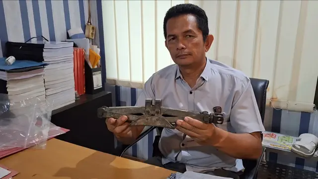 Polisi menunjukkan barang bukti dongkrak mobil yang dipakai untuk menganiaya korban