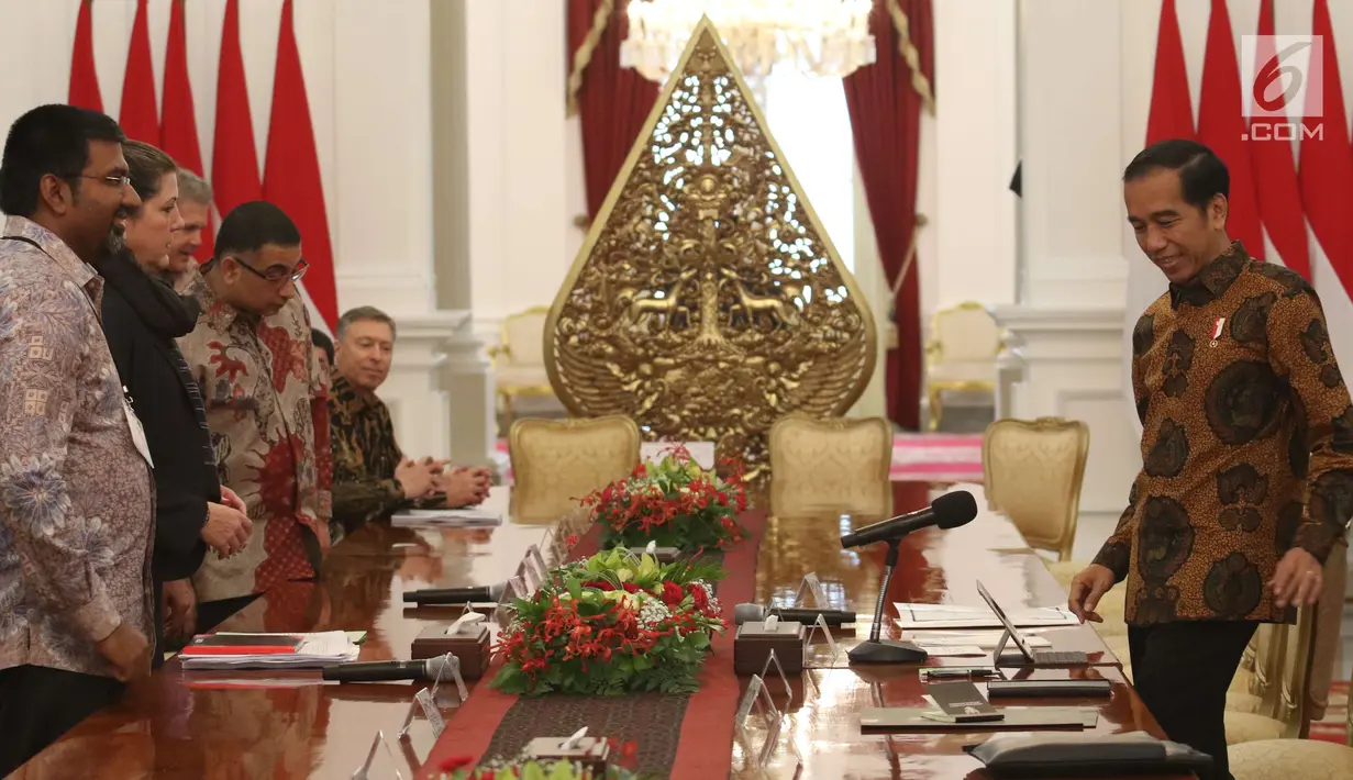 Presiden Joko Widodo saat tiba untuk menerima kunjungan delegasi US Asean Business Council di Istana Merdeka, Selasa (13/3). Selaini itu Jokowi juga berkomitmen untuk menggenjot nilai perdagangan ke kedua kawasan (AS-Asean). (Liputan6.con/Angga Yuniar)