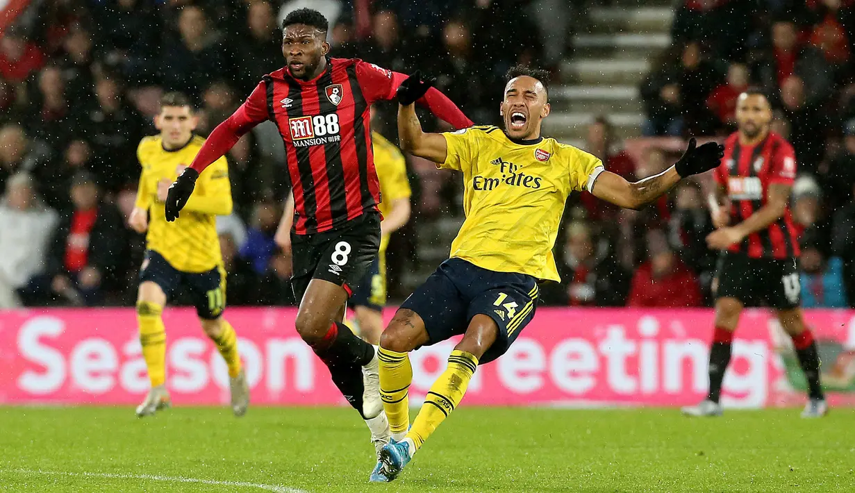 Pemain Arsenal Pierre-Emerick Aubameyang (benar) dilanggar oleh pemain Bournemouth Jefferson Lerma pada pertandingan Liga Inggris di Stadion Vitality, Bournemouth, Inggris, Kamis (26/12/2019). Pertandingan berakhir dengan skor 1-1. (Mark Kerton/PA via AP)