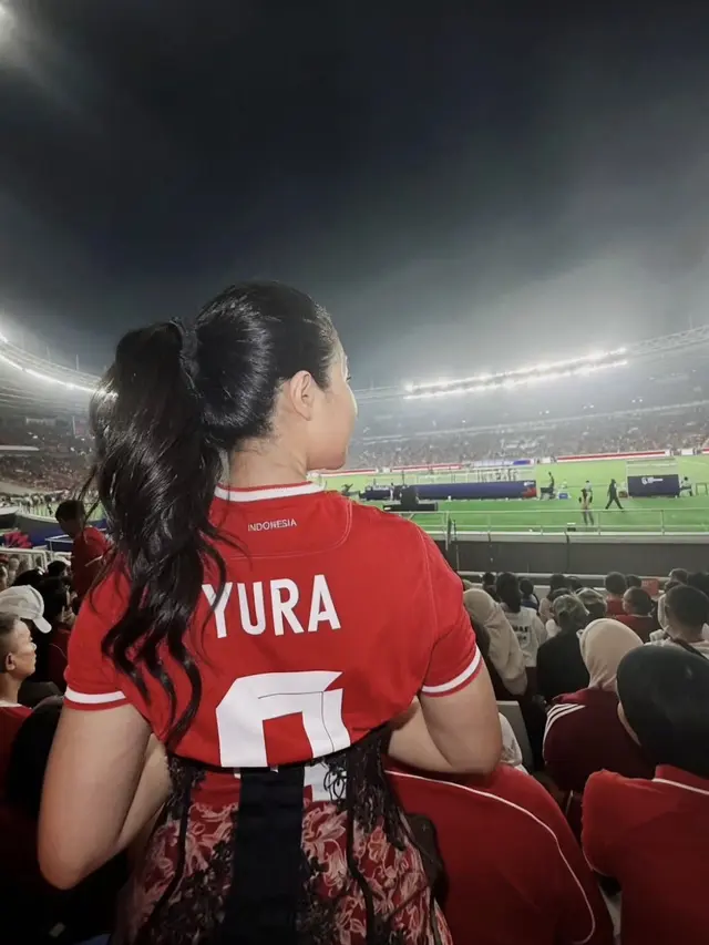 Yura Yunita tampil dalam jersey merah bertuliskan namanya saat mendukung Timnas Indonesia di FIFA ASEAN Cup 2026.
