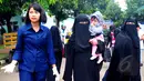 Sejumlah WNI yang dievakuasi dari Yaman menunggu bus untuk diberangkatkan ke kampung halamannya masing-masing, di Lanud Halim Perdanakusuma, Jakarta, Senin (13/4/2015). (Liputan6.com/Yoppy Renato)