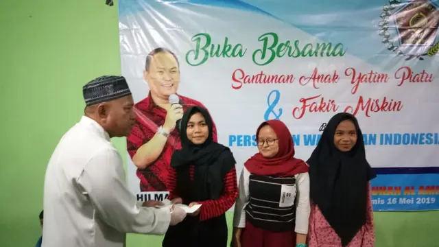 Sekretaris PWI Jabar, Wawan Ruswana  tengah memberikan santunan kepada sejumlah anak yatim piatu di Panti Asuhan Al-Amin, Kampung Babakan Selaawi, Desa Cimanganten, Kecamatan Tarogong Kaler, Garut