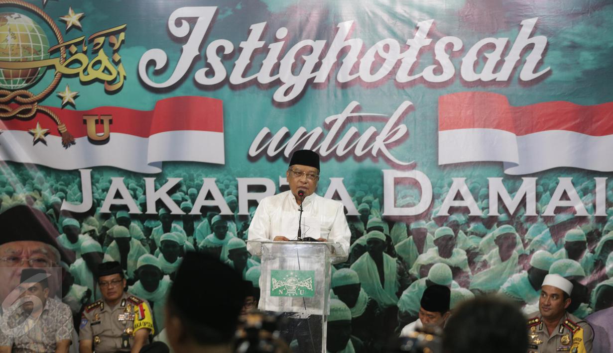Ketua Umum PBNU KH. Said Aqil Siradj saat mengikuti Istighotsah untuk Jakarta Damai di Halaman PBNU, Jakarta, Jumat (7/4). Istighotsah digelar untuk mendoakan Jakarta Damai jelang Pilkada DKI Jakarta Putaran Kedua. (Liputan6.com/Faizal Fanani)
