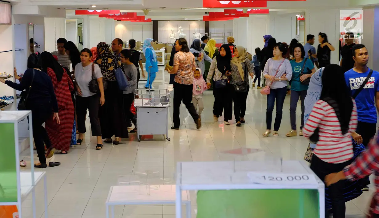 Para pengunjung saat berburu diskon besar-besaran di Lotus Department Store, Jl Thamrin, Jakarta, Rabu (25/10). Diskon tersebut untuk mengakhiri beroperasinya Lotus akhir bulan ini. (Liputan6.com/Angga Yuniar)