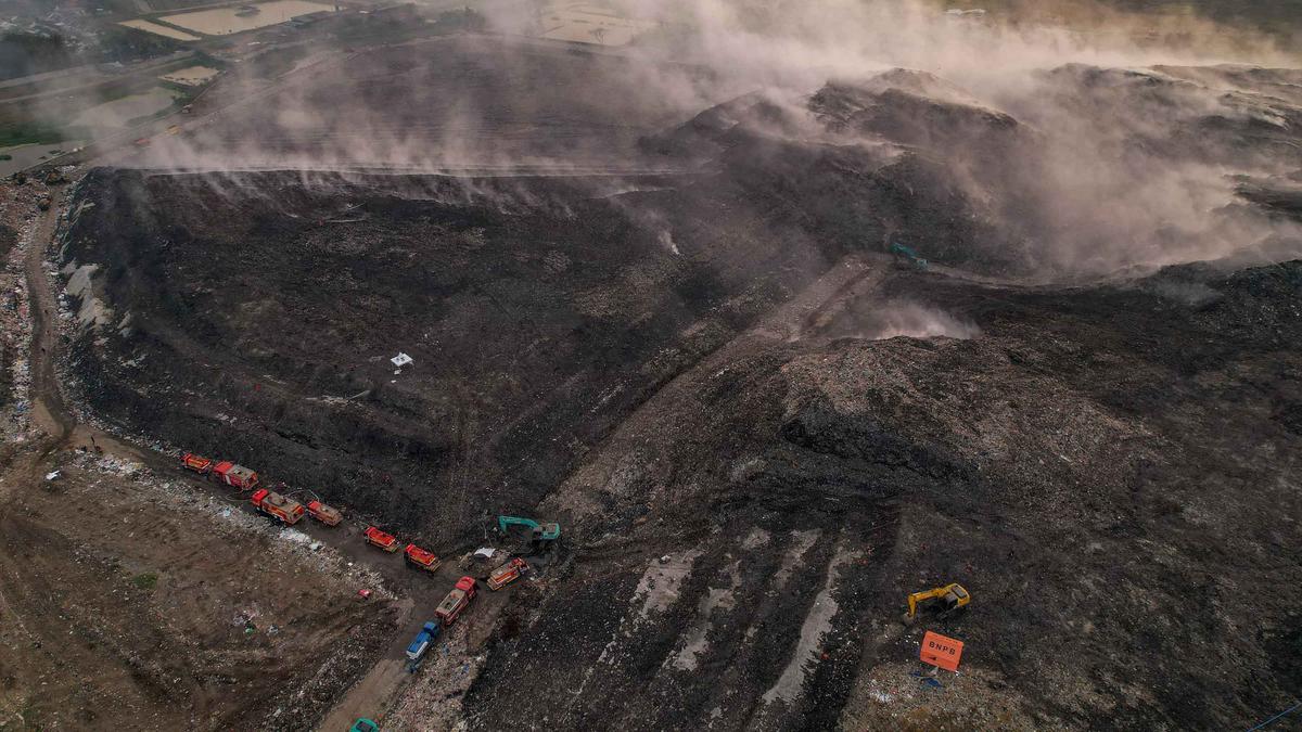 Hari Kedelapan Petugas Terus Padamkan TPA Jatiwaringin