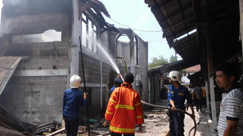 Pabrik Pembuatan Speaker Aktif di Bekasi Ludes Terbakar