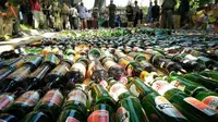 Ribuan botol miras yang dimusnahkan jelang Ramadan itu hasil razia dalam sepekan terakhir. (Liputan6.com/Jayadi Supriadin).