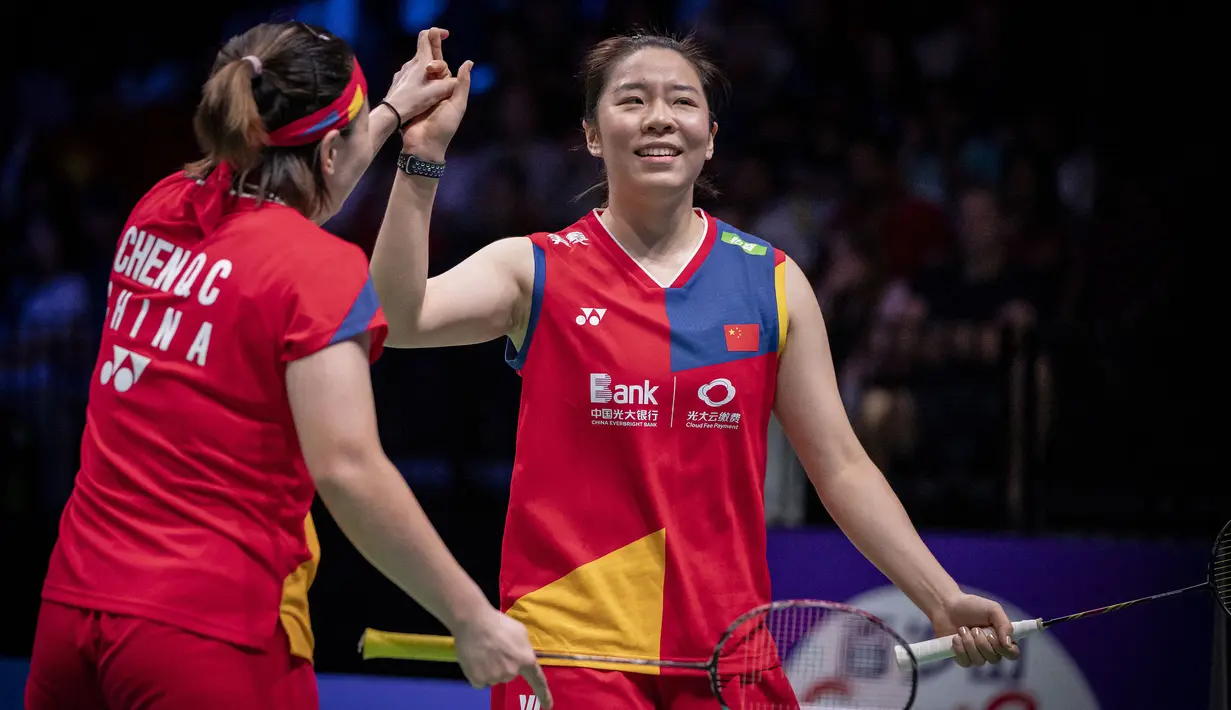 Selebrasi pasangan China, Chen Qing Chen/Jia Yi Fan setelah meraih angka saat menghadapi wakil Indonesia, Apriyani Rahayu/Siti Fadia Silva Ramadhanti pada laga final nomor ganda putri kejuaraan bulu tangkis BWF World Championship 2023 di Royal Arena, Copenhagen, Denmark, Minggu (27/8/2023). (AFP/Ritzau Scanpix/Mads Claus Rasmussen)