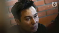 Baim Wong memberikan keterangan pers terkait Citayam Fashion Week di kawasan Tanah Kusir, Jakarta Selatan, Selasa (26/7/2022). Baim Wong dan Paula Verhoeven telah sepakat untuk mencabut Citayam Fashion Week yang telah didaftarkan di Pangkalan Data Kekayaan Intelektual (PDKI) Kemenkumham setelah menuai pro dan kontra.  (Liputan6.com/Herman Zakharia)
