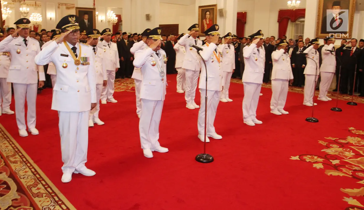 Sembilan gubernur dan wakil gubernur hasil Pilkada 2018 memberi hormat saat pelantikan di Istana Negara, Jakarta, Rabu (5/9). Pelantikan dilakukan langsung oleh Presiden Joko Widodo atau Jokowi. (Liputan6.com/HO/Wan)
