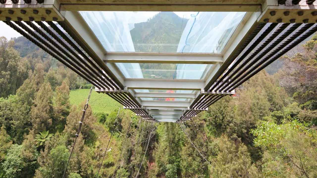 Jembatan Kaca Seruni Point di Kawasan Strategis Pariwisata Nasional (KSPN) Bromo-Tengger-Semeru, Jawa Timur. (Dok. Kementerian PUPR)