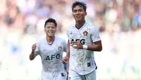 Pemain Persik Kediri, Muhammad Khanafi melakukan selebrasi setelah mencetak gol ke gawang Persib Bandung pada laga BRI Liga 1 2022/2023 di Stadion Pakansari, Bogor, Rabu (8/3/2023). (Bola.com/M Iqbal Ichsan)