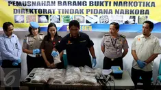 Dittipid Narkoba Bareskrim Polri menunjukkan barang bukti narkoba di Bareskrim Polri, Cawang, Jakarta, Rabu (19/10). Barbuk narkoba jenis sabu 11,4 kg itu merupakan pengungkapan dari jaringan internasional China-Indonesia. (Liputan6.com/Gempur M Surya)