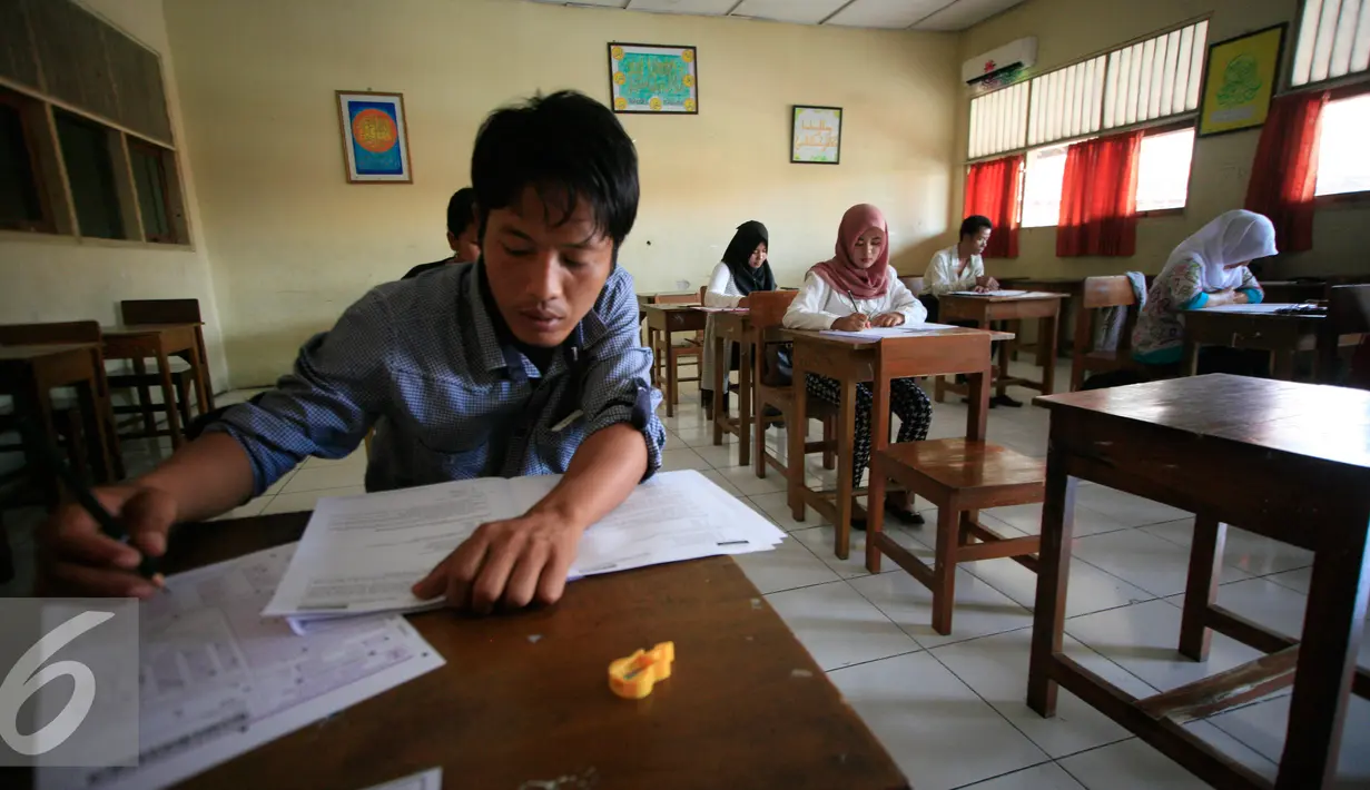 Peserta mengerjakan soal Ujian Paket B di SMP Muhammadiah Klaten,Yogyakarta (11/5). Ujian tersebut untuk mendapatkan ijazah setingkat SMP diikuti oleh 111 peserta. (Liputan6.com/Boy Harjanto)