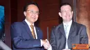 Citizen6, Jakarta: Menteri Kelautan dan Perikanan, Sharif C. Sutardjo menerima naskah Credit Facility Agreement INDESO dari Dubes Perancis M. Bertrand Lortholary usai penandatanganan. (Pengirim: Efrimal Bahri).