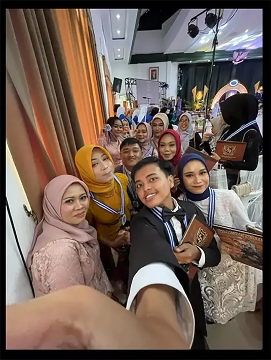 "Congratulations buat siswi & siwa nya.. semoga apa yg menjadi cita” terwujud.. "  tulis Sus Rini sebagai caption. [Instagram/riniperdiyanti]